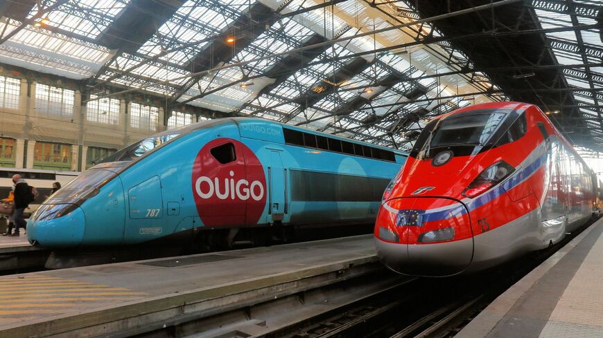 パリで並んだアルストム製のTGV（左）と、旧ボンバルディアのZEFIROプラットフォームを採用し、日立レールで製造したETR400型（フレッチャロッサ1000）（撮影：橋爪智之）