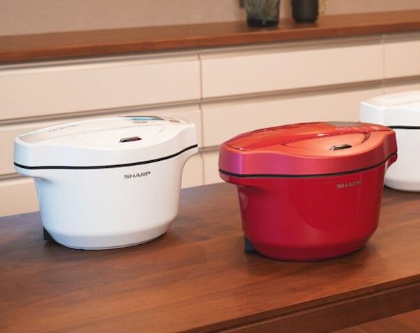 シャープのヘルシオ ホットクックは現在、写真の2.4Lの「KN-HW24F」実勢価格6万880円と1.6Lの「KN-HW16F」実勢価格5万4800円、さらに小型の1Lの「KN-HW10E」実勢価格4万3800円の3種類をラインナップしている（写真：シャープ）