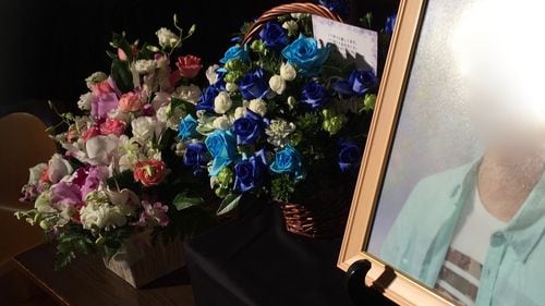 博司くんが大好きだったという青いバラの花束が供えられた遺影
