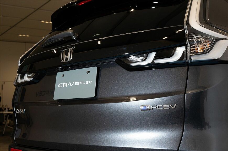 プラグイン充電機能を持つホンダの新型燃料電池車「CR-V e:FCEV」（筆者撮影）
