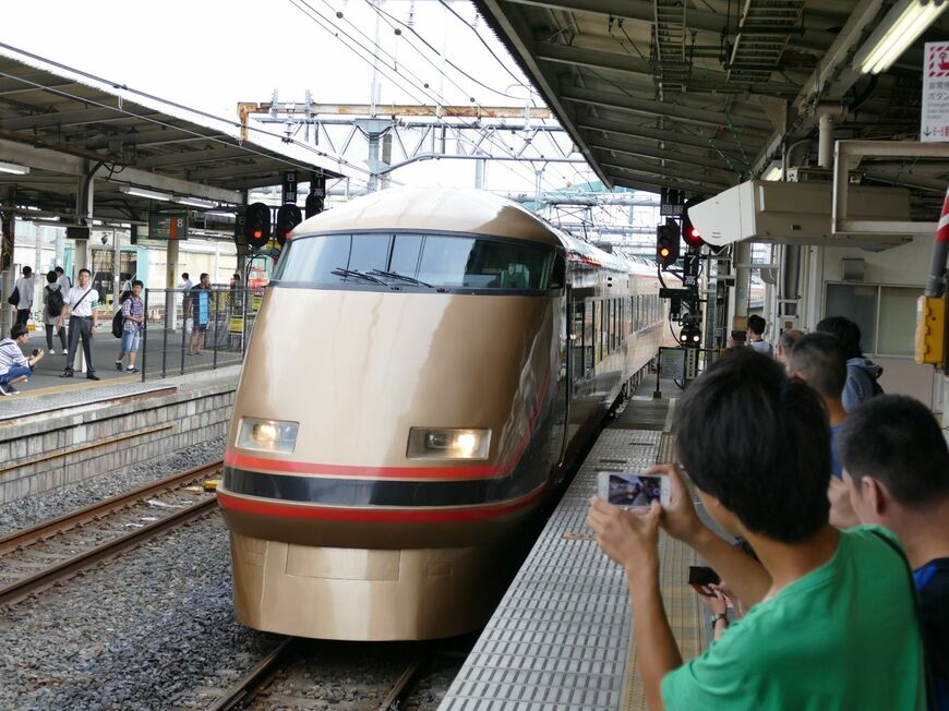JR大宮駅に入線するスペーシア＝2017年6月24日（記者撮影）