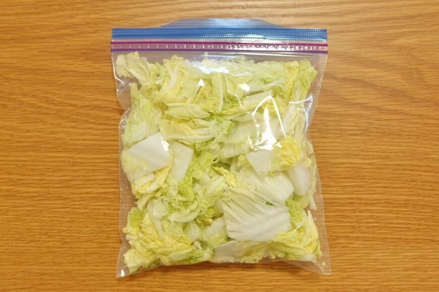 白菜は凹凸が多いため、完全に空気を抜くのは難しいですが、なるべく空気を追い出して冷凍を（写真：筆者提供）