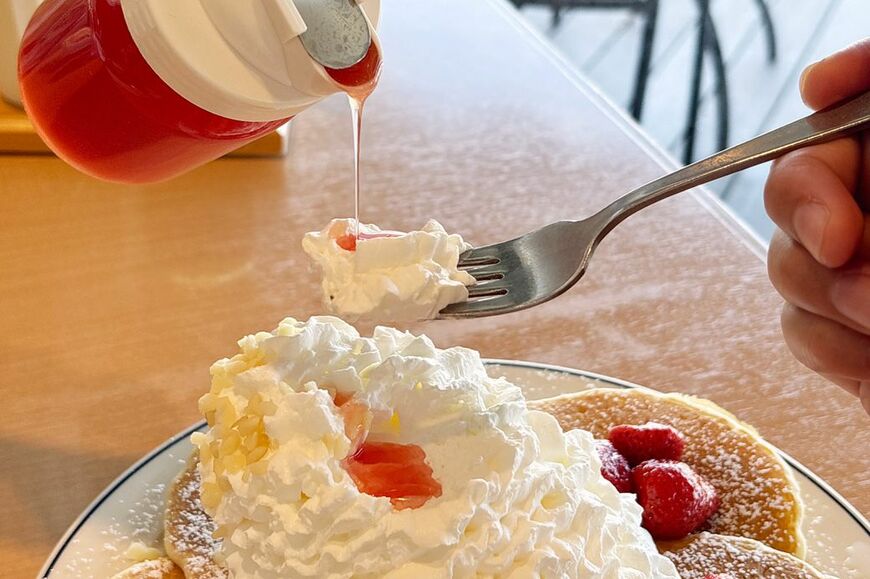甘いホイップクリームにお好みで、さらに甘いグァバソースをかけて召し上がれ（筆者撮影）