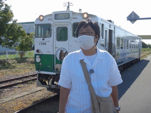 最新の放送では日高線と室蘭線を訪れた六角精児さん。両線とも見直し対象の赤字ローカル線だ（NHK提供）