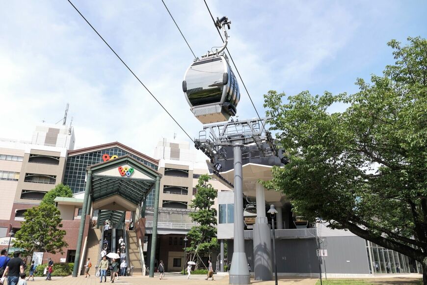 運河パーク駅は横浜ワールドポーターズに隣接（記者撮影）