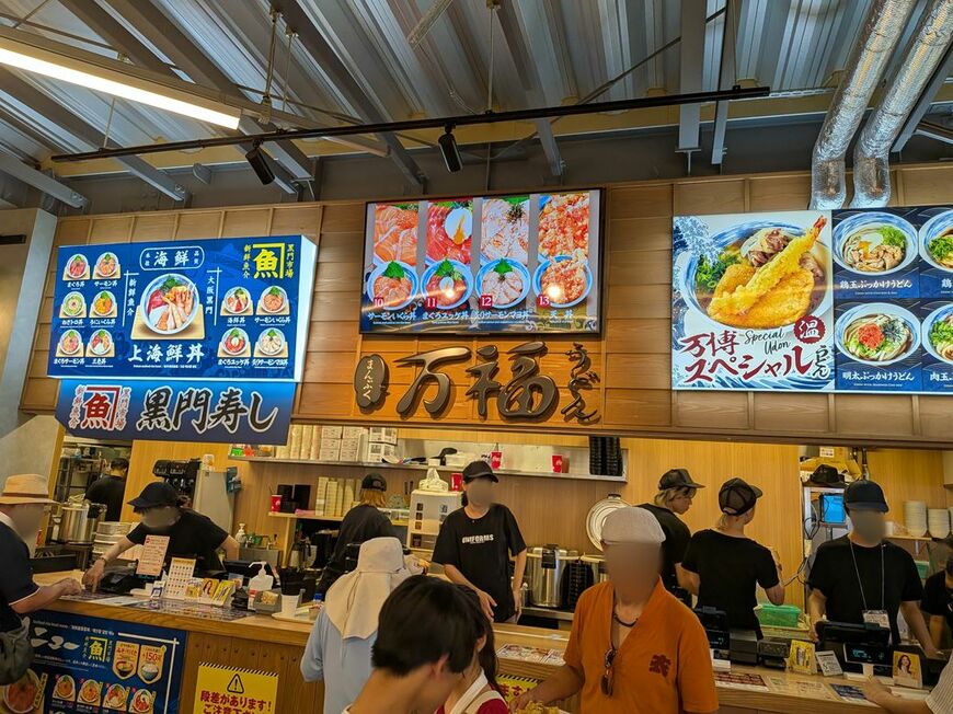 どこのフードコートでも一番人気のうどんは、ここでも一番人気（筆者撮影）