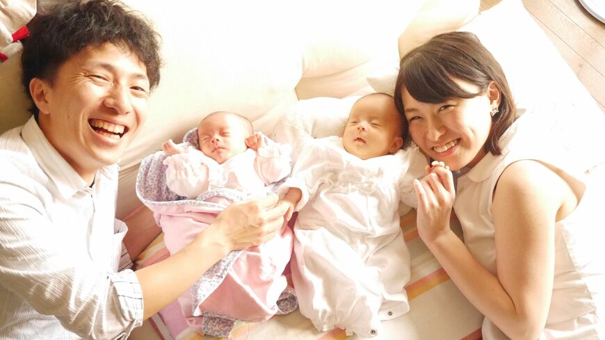 こっちゃん（娘）が埼玉県の病院を退院し、家族4人がそろった（写真：田村建二『2冊のだいすきノート』（光文社刊）口絵より）