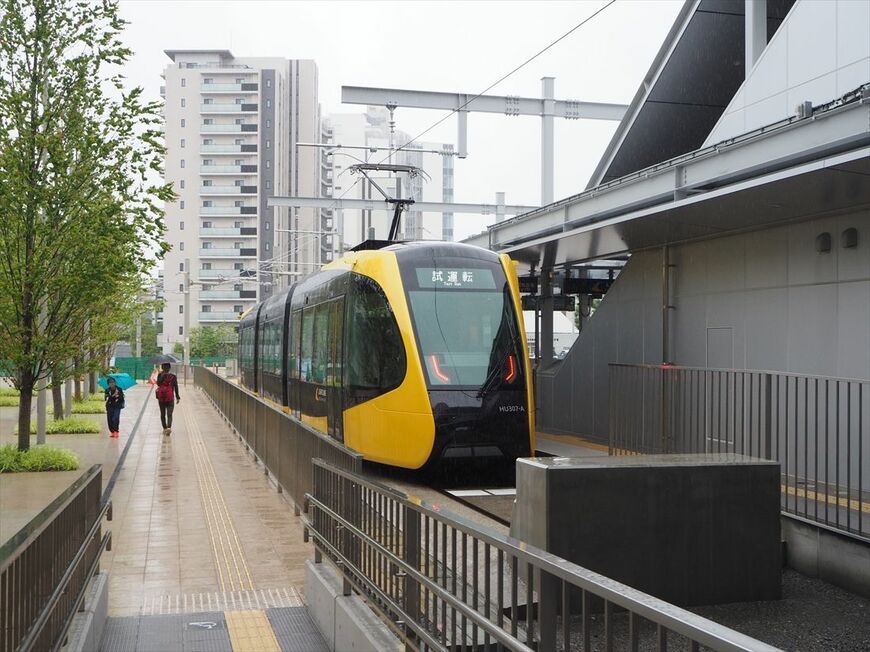 宇都宮駅東口の停留場に停車する車両（記者撮影）