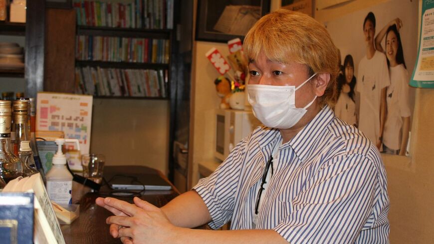 ゴールデン街で文壇バーを運営するかたわらフリーライター・ジャーナリストとしても活動する肥沼和之さん（筆者撮影）この記事の画像を見る(◯枚)