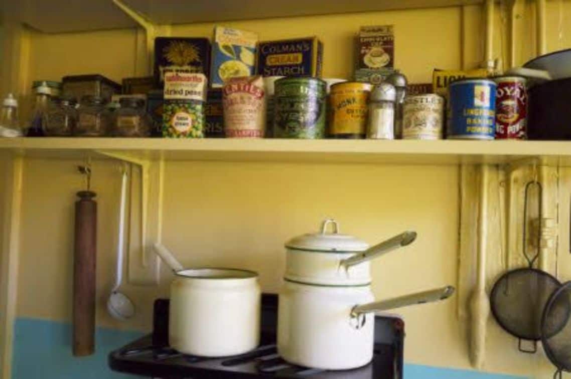 台所には1950年台の調理器具がそのままある