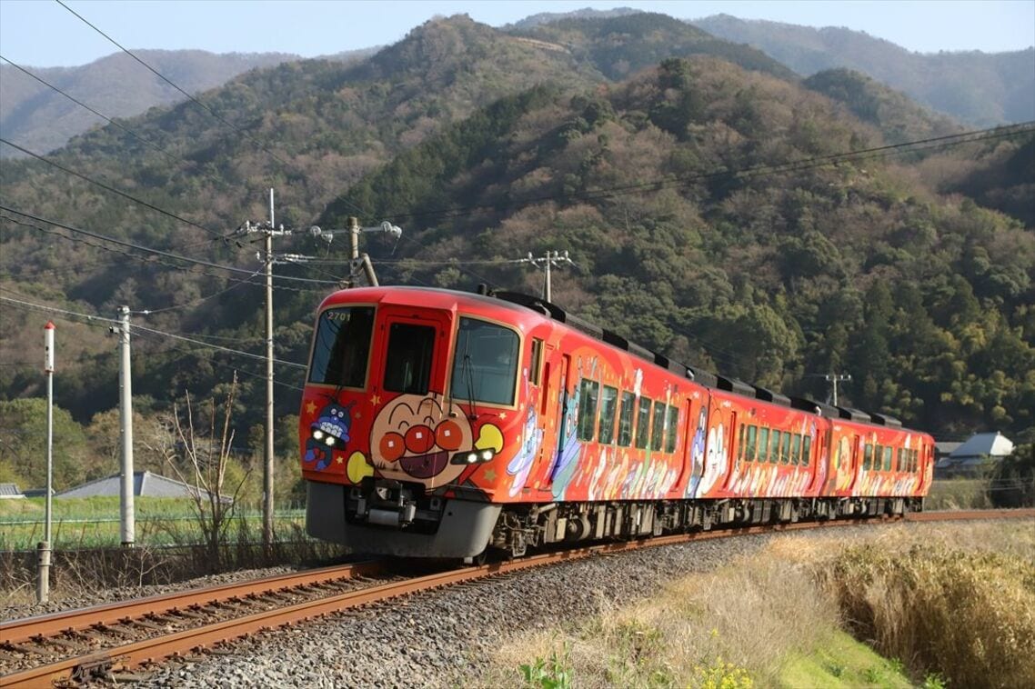 土讃線を走る「あかいアンパンマン列車」2700系