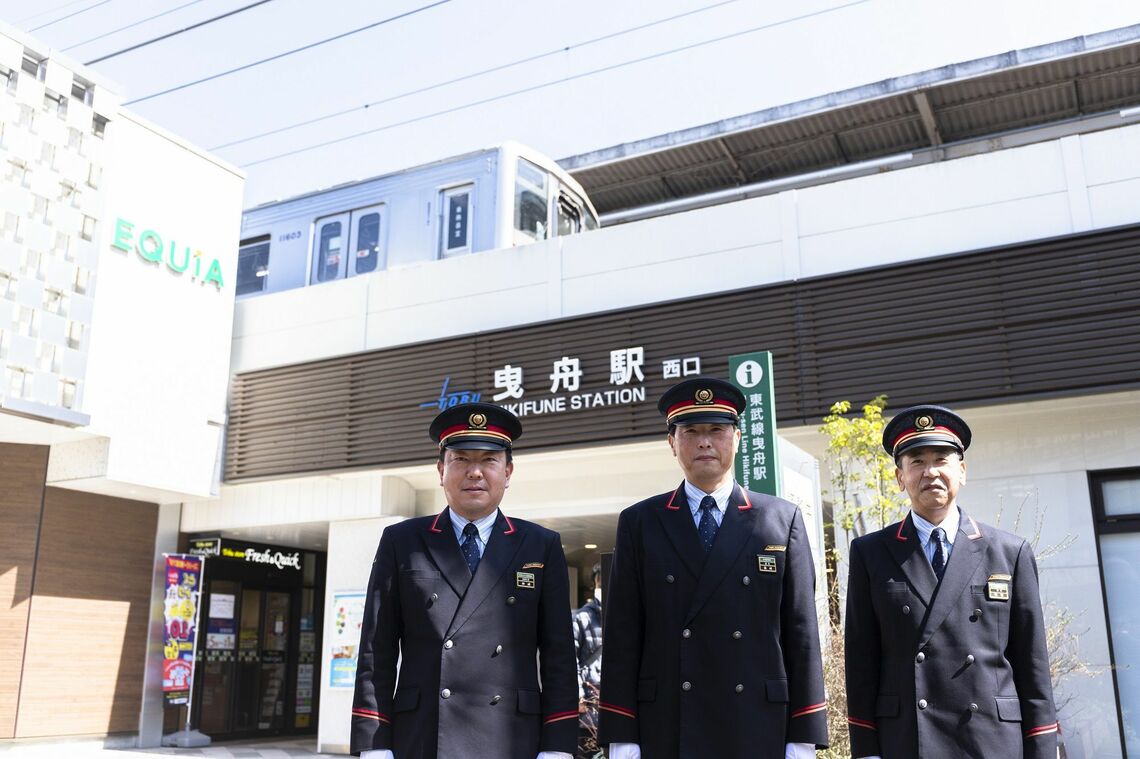 東武大師線とは車両が共通。西新井駅の神崎和幸駅長（左）と（筆者撮影）