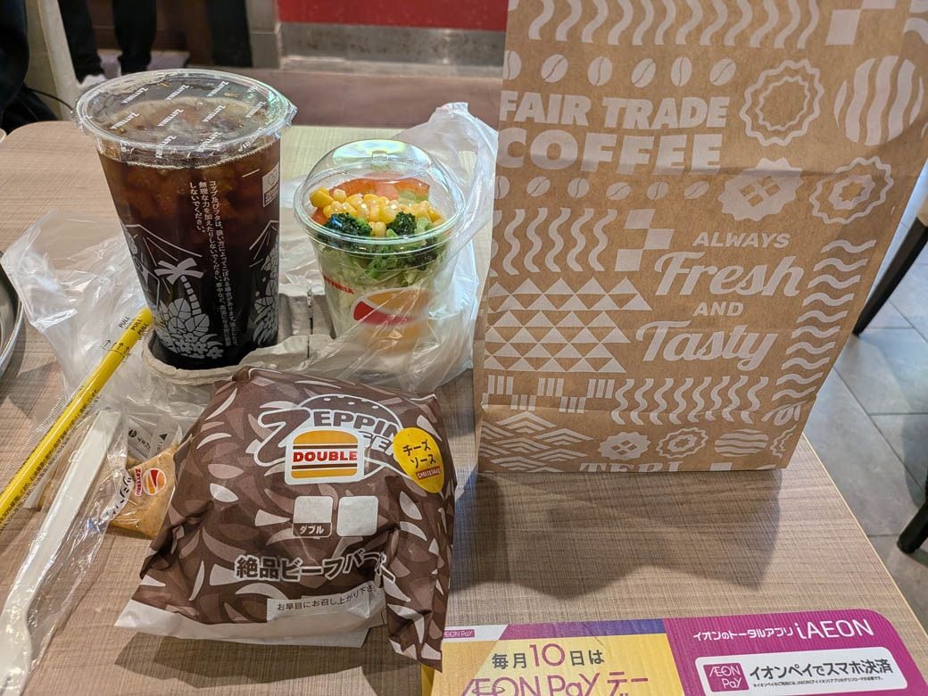 ダブル絶品チーズバーガーのセットをチョイス（写真：筆者撮影）