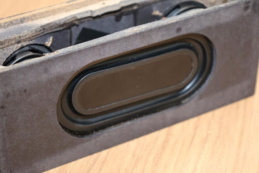 パッシブラジエターで低音をサポート（写真：筆者撮影）