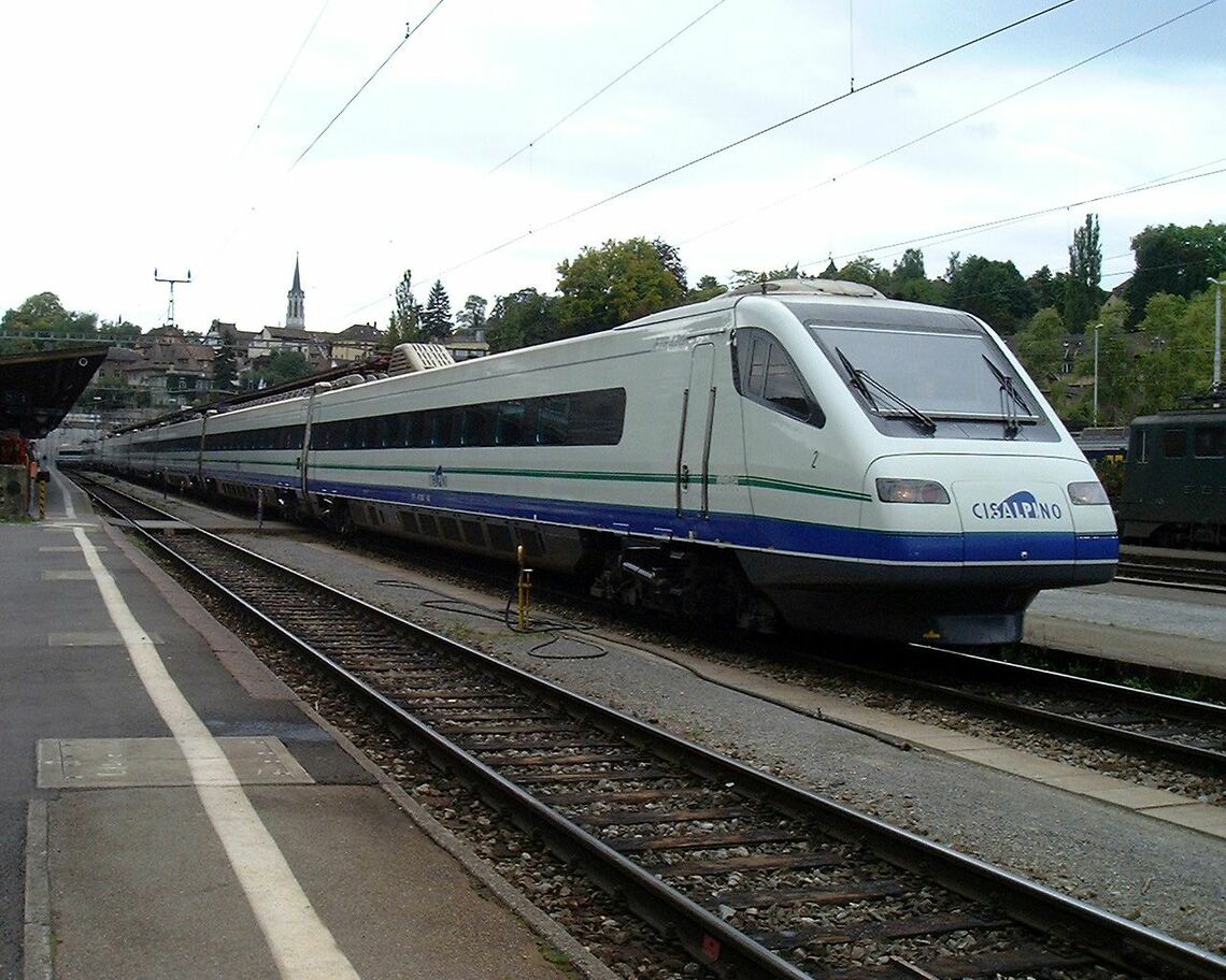 スイスのシャフハウゼン駅に停車する「チザルピーノ」のETR470形（撮影：南正時）