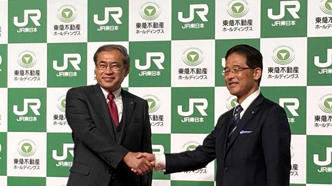 包括的業務提携を発表したJR東日本の深澤祐二社長(左)と東急不動産ホールディングスの西川弘典社長(右)(記者撮影)