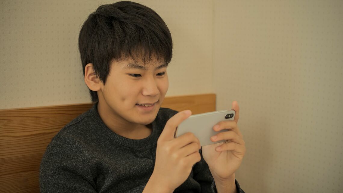 東北大学の川島隆太教授は、オンラインは「脳の発達不全」「集中力低下」「学力低下」など脳へのダメージを招くと警鐘を鳴らしています(写真:C-geo/PIXTA)