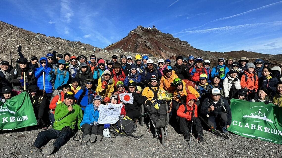 たくさんの仲間たちと、富士山に挑む喜びを分かち合うことができた（写真：『諦めない心、ゆだねる勇気 老いに親しむレシピ』）