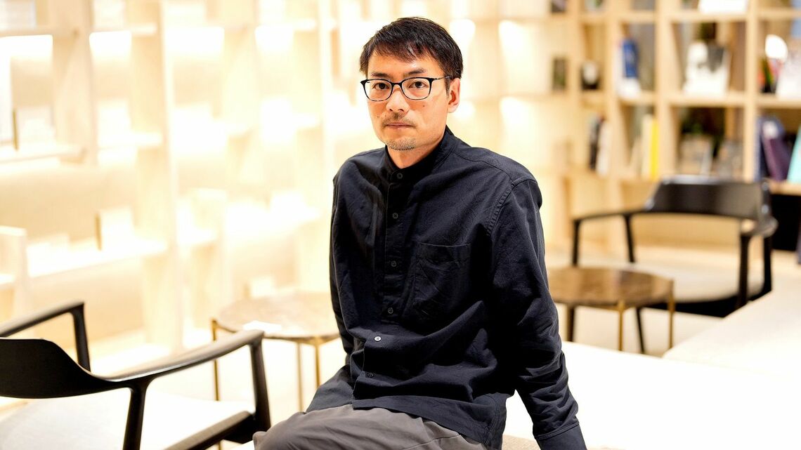 メグリ株式会社でクリエイティブディレクター／UXデザイナーとして働く瀬尾智昭さん。会社の事業と、自身の成長思考の間のズレから2015年に退職。しかし、2020年に再入社しました。彼の考え方が変わった理由とは？（撮影：梅谷秀司）