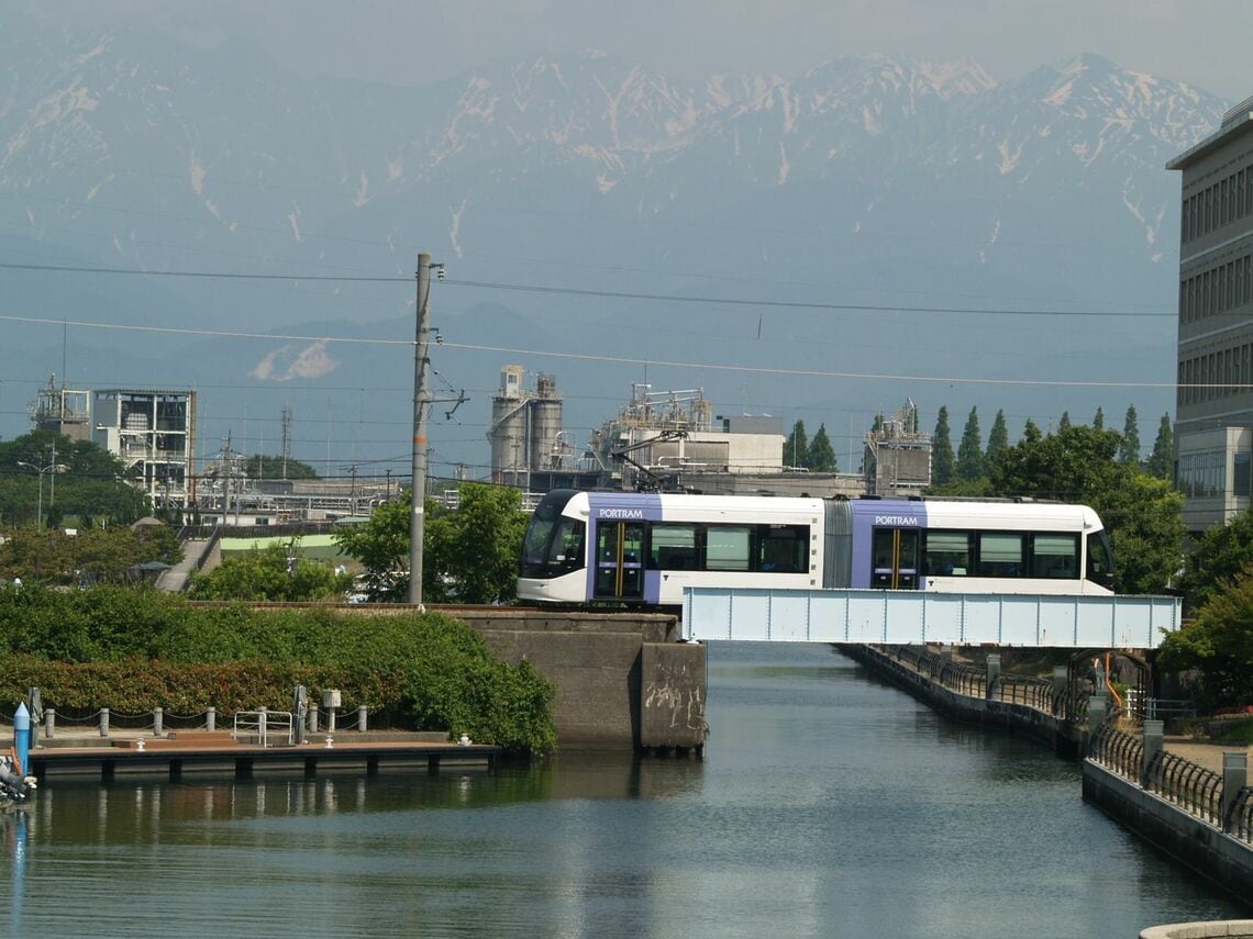 立山連峰を背景に走る路面電車（筆者撮影）