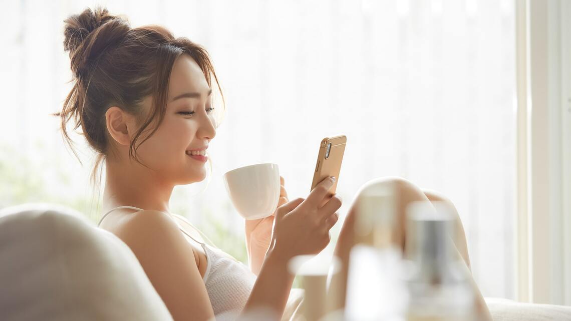 スマホなどを初期設定のまま使っていると、テック企業に情報がダダ漏れになっている可能性が……(写真:Fast&Slow/PIXTA)