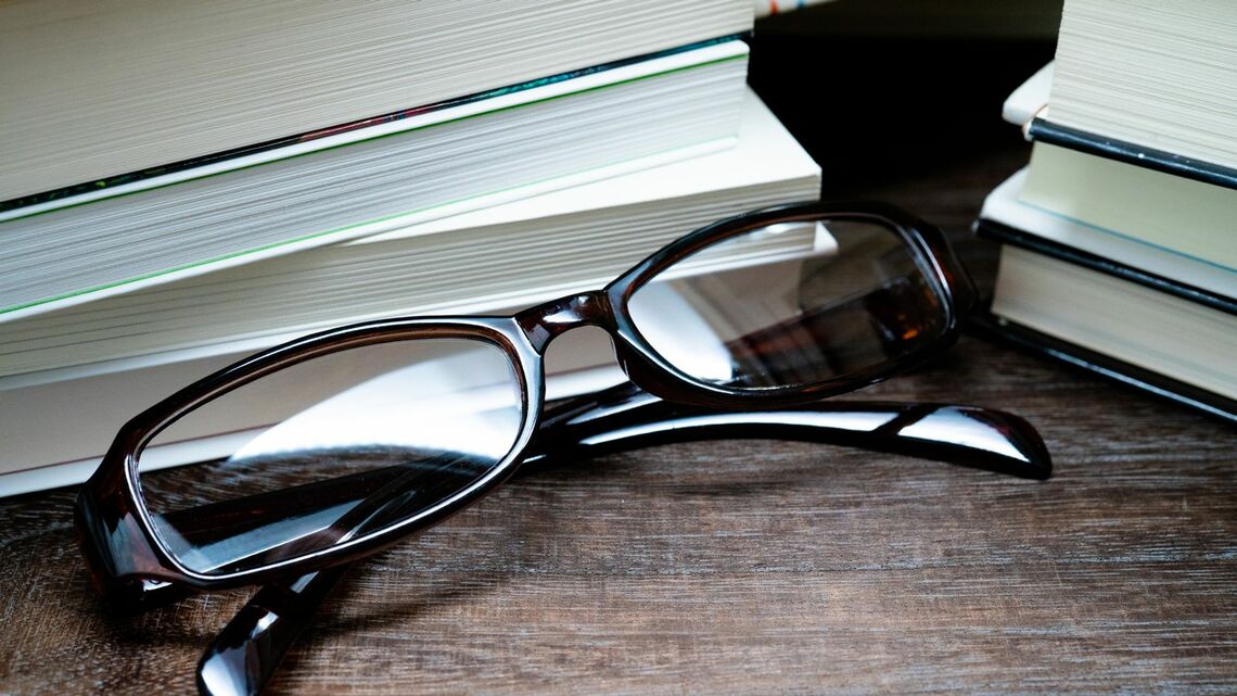 月に7冊読むだけで、あなたは読書量において日本人の上位3％に入ることができるのです（写真：花咲かずなり／PIXTA）