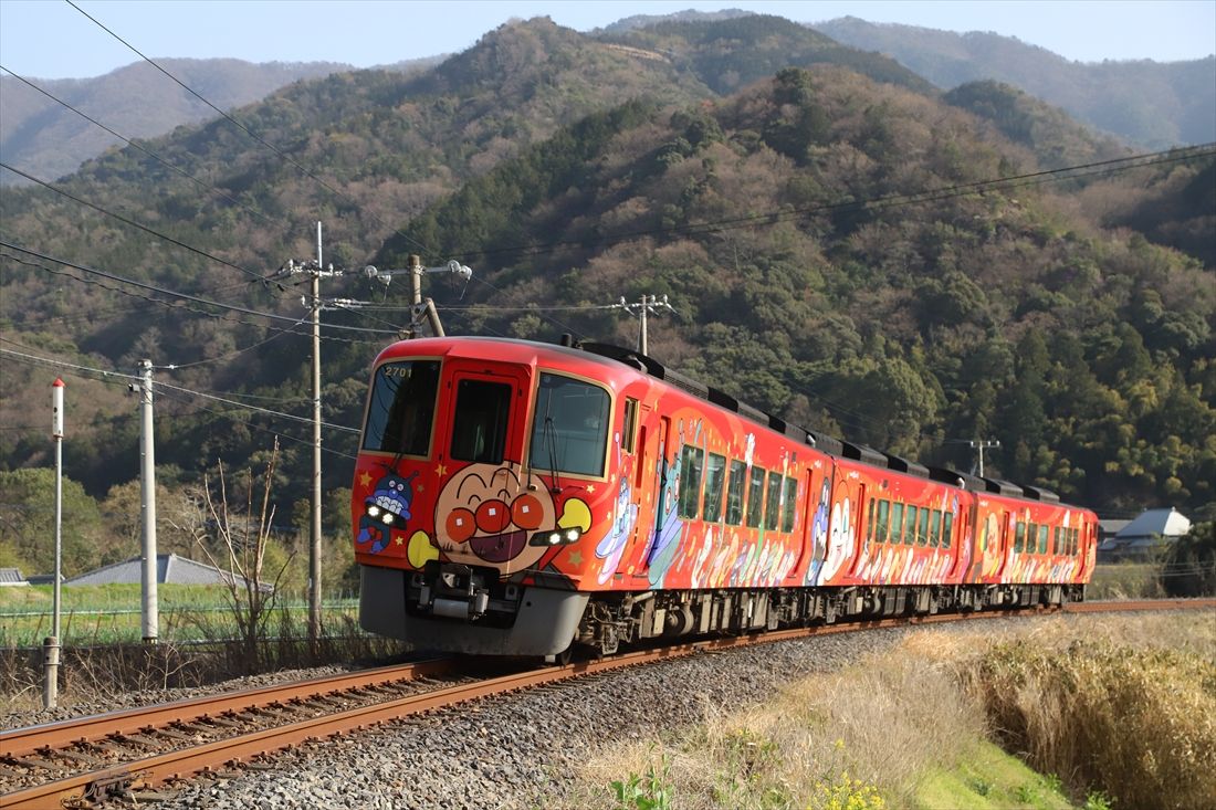 土讃線を走る「あかいアンパンマン列車」2700系（撮影：南正時）