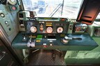 205系の運転台。左側のマスコンハンドルは