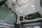 運転席上部の機器類。扇風機には国鉄マークが残っていた