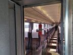 客室への片開き扉にはEXEのロゴがある