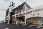 立派な橋上駅舎を持つ坂戸駅。越生線の起点だ
