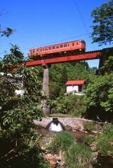 宮原線（廃線）の鉄橋を行くキハ40形（撮影：南正時）