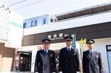 東武大師線とは車両が共通。西新井駅の神崎和幸駅長（左）と（筆者撮影）
