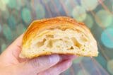 クロワッサンの断面。たっぷりと空気を含んで、ふんわりしっとりとした焼き上がり（筆者撮影）