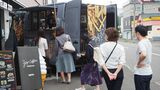 札幌・麻生駅にあるコーヒーショップの駐車スペースに止められたアソンブロッソのキッチンカー。平日の午前中にもかかわらず、続々とお客さんが現れた（筆者撮影）この記事の画像を見る(◯枚)