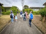 過去に２回開かれたイベントでは年齢、性別、家族構成もさまざまな人達が集まり、熱心に建物、敷地内を見学した（写真：エンジョイワークス提供）