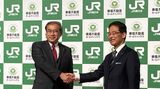 包括的業務提携を発表したJR東日本の深澤祐二社長（左）と東急不動産ホールディングスの西川弘典社長（右）（記者撮影）