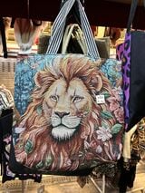 ライオン柄のトートバッグ（筆者撮影）