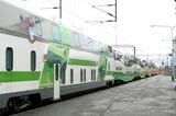 食堂車から後は2階建て座席車と寝台車、さらに車運車連結（筆者撮影）