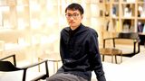 メグリ株式会社でクリエイティブディレクター／UXデザイナーとして働く瀬尾智昭さん。会社の事業と、自身の成長思考の間のズレから2015年に退職。しかし、2020年に再入社しました。彼の考え方が変わった理由とは？（撮影：梅谷秀司）
