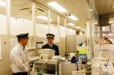 改札窓口に立つ駅員と話す藤田管区長（撮影：鼠入昌史）