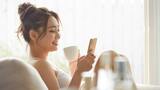 スマホなどを初期設定のまま使っていると、テック企業に情報がダダ漏れになっている可能性が……（写真：Fast&Slow／PIXTA）