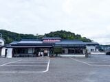 35台停めれる広々とした駐車場。緑の森に赤い看板が映える（筆者撮影）