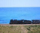 青い日本海をバックに三保三隅付近を走る貨物列車デフレクターと集煙装置に注目（撮影：南正時）