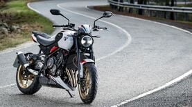 軽快でスタイリッシュな新世代ミドルネイキッド､トライアンフ新型バイク｢トライデント800｣の絶妙なポジショニング