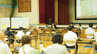 研究協議会で磯氏の研究授業の振り返りを行う（写真：東洋経済撮影）