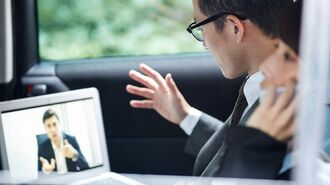 オンライン会議をするビジネスパーソン