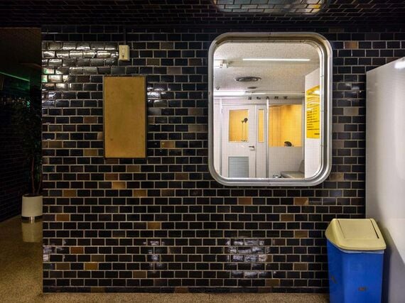 レトロな角の丸い小窓