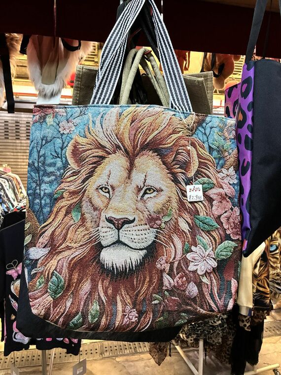 ライオン柄のトートバッグ