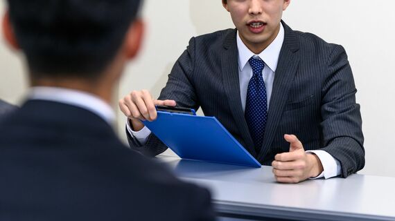 人事評価の面接をする会社員のイメージ